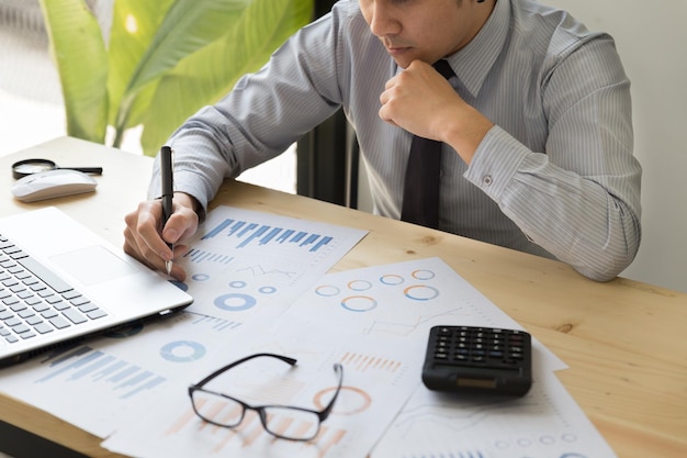 Jak zarządzać finansami, by uniknąć codziennych pułapek?